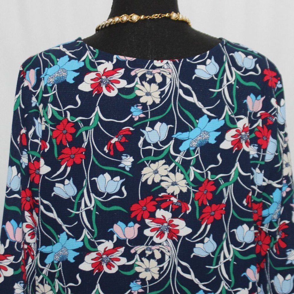 Bobeau Navy Floral Long Sleeve and V-neck Top - Picture 5 of 11